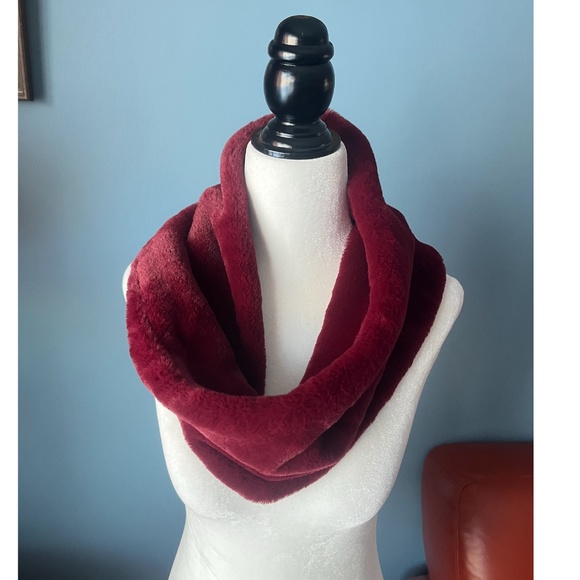 Renato Balestra burgundy faux fur infinity scarf EUC - Picture 2 of 7
